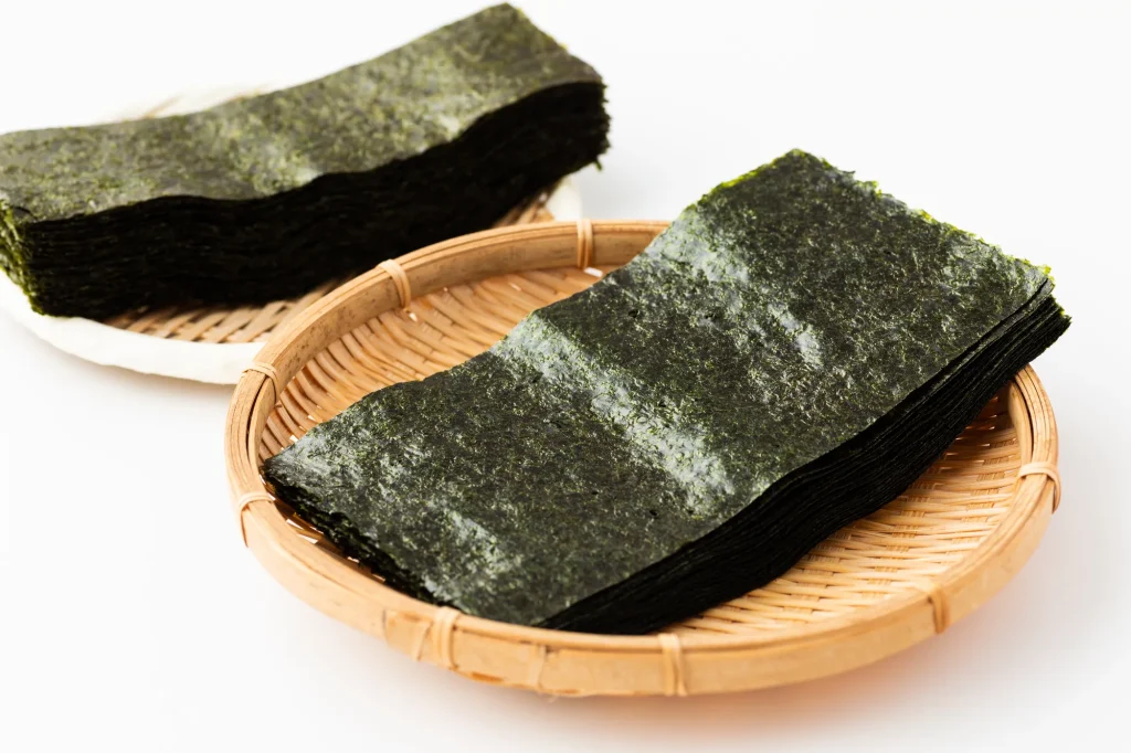 焼き板海苔をざるに盛った画像