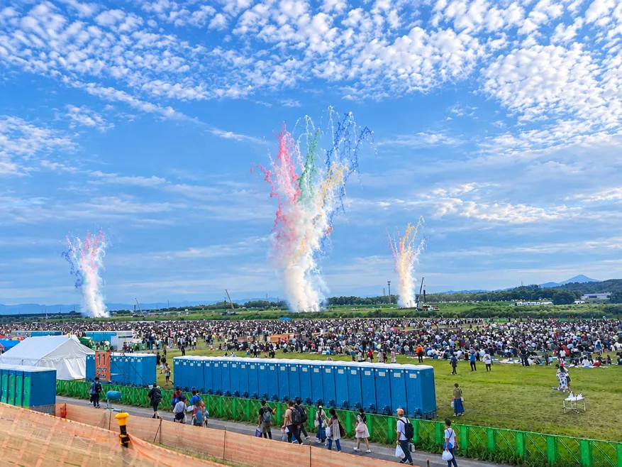 会場向かう途中に見た昼花火の画像