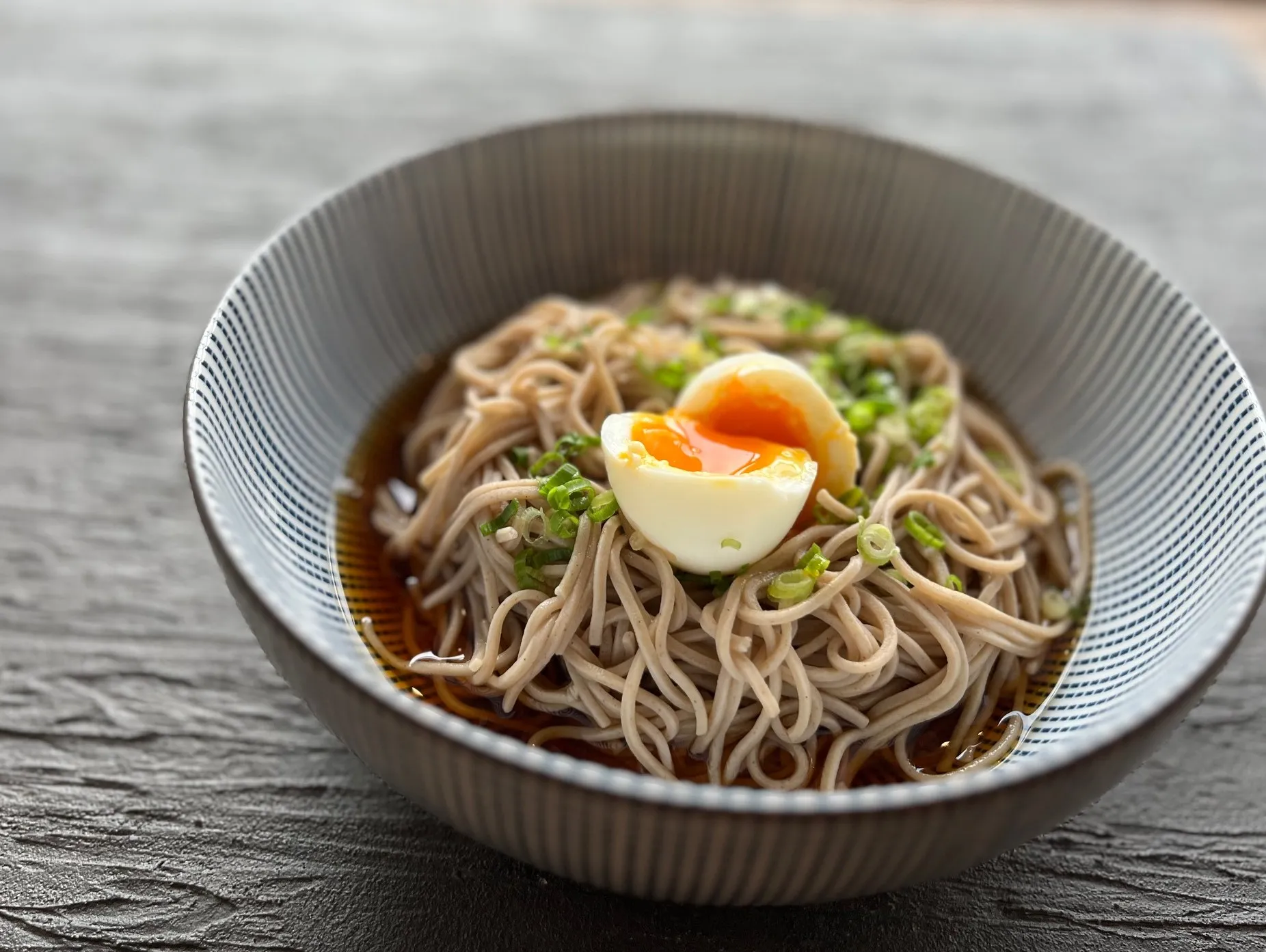 信州生そばをかけそばにして卵とネギをトッピングした画像
