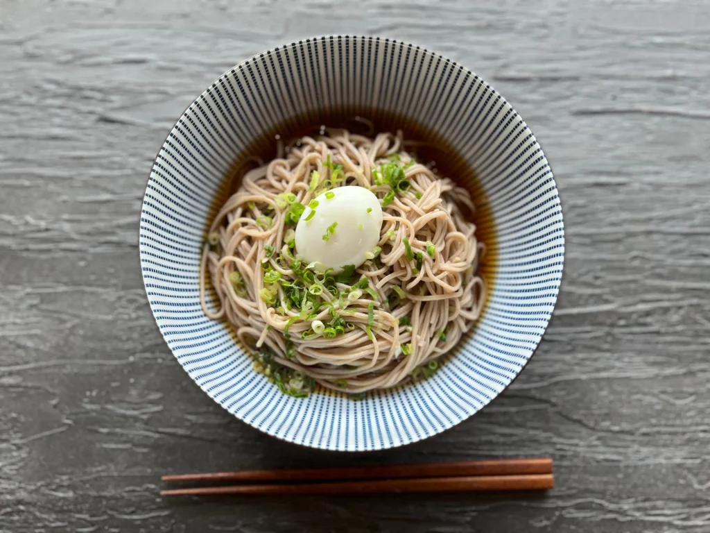 茹で上がったそばを丼に盛り付けて真上から撮影した画像